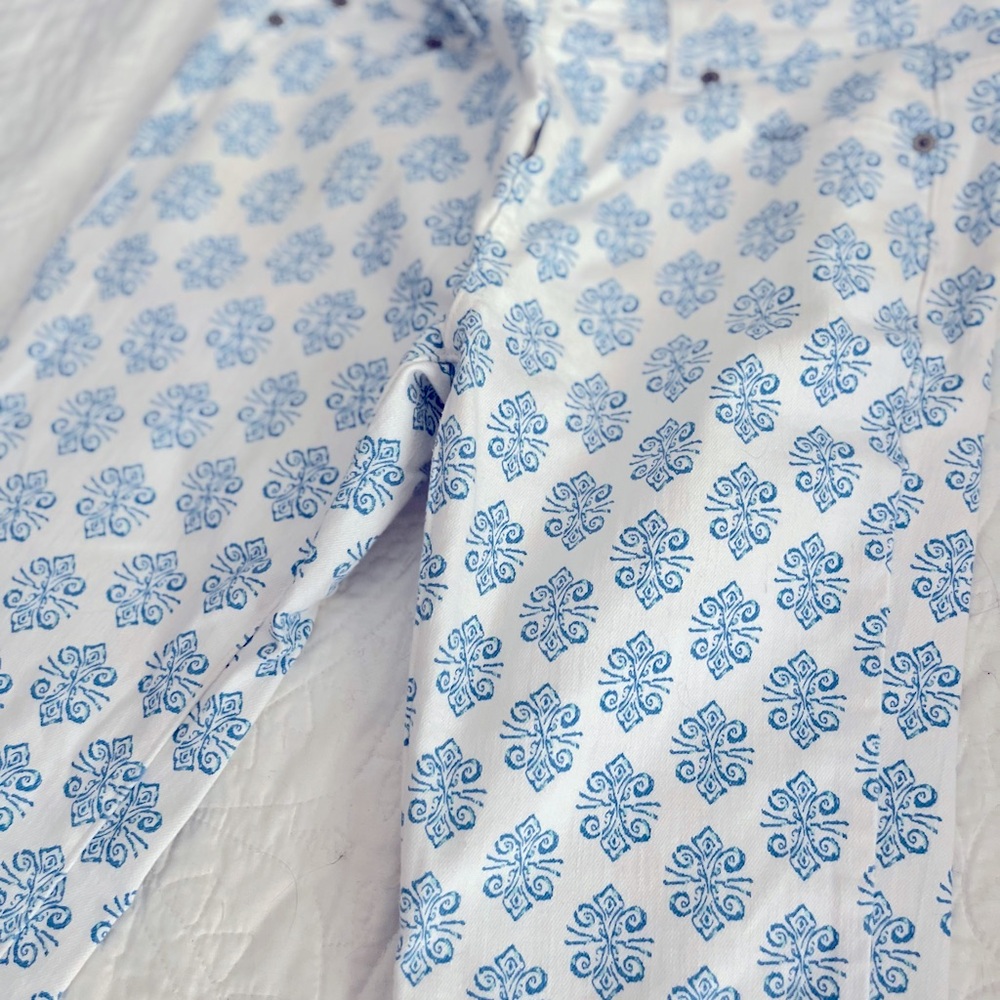 Vineyard Vines white patterned skinny jeans, worn only a few times.